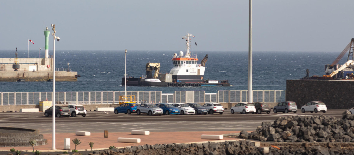 El buque remolcador Zwerver 3, que viaja con 49 polizones a bordo procedente de Senegal