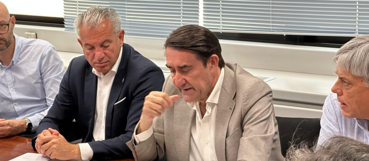 El consejero de Medio Ambiente, Juan Carlos Suárez-Quiñones, a la derecha, junto al delegado del Gobierno en Castilla y León