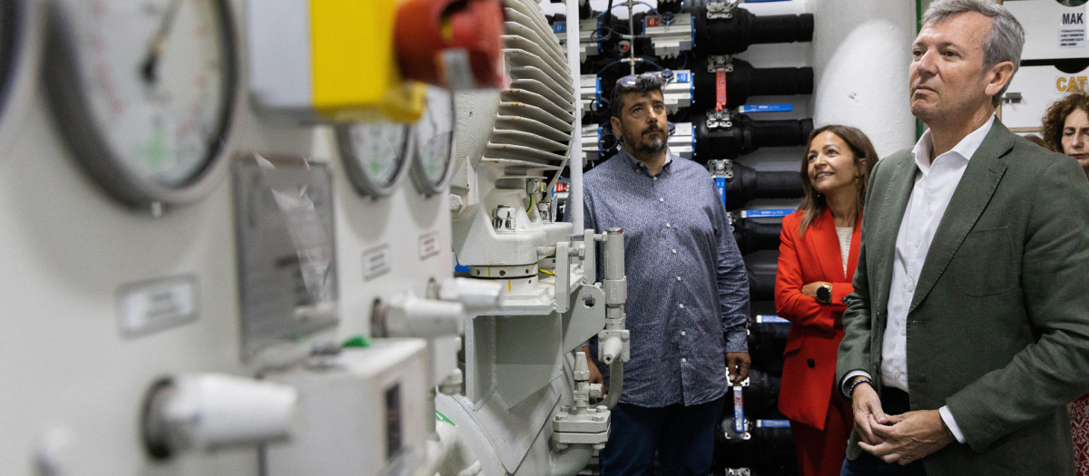 El presidente da Xunta de Galicia y la consejera del Mar, Marta Villaverde, durante su visita este lunes al buque pesquero arrastrero Eirado do Costal