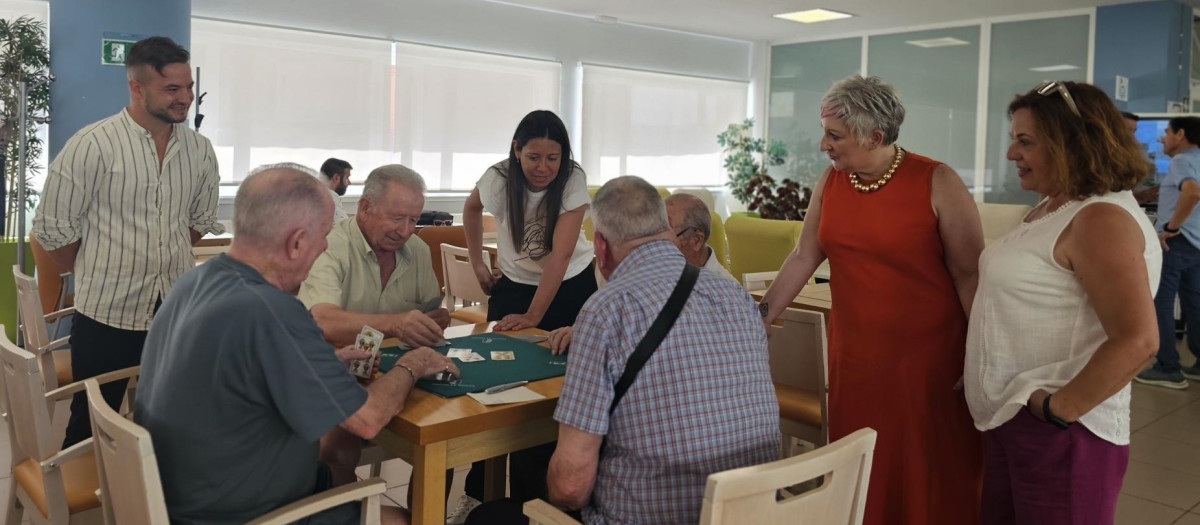 La consejera de Bienestar Social, Bárbara García Torijano, visita centro de mayores 'Manolito Taberné'.

REMITIDA / HANDOUT por JCCM
Fotografía remitida a medios de comunicación exclusivamente para ilustrar la noticia a la que hace referencia la imagen, y citando la procedencia de la imagen en la firma
11/8/2025