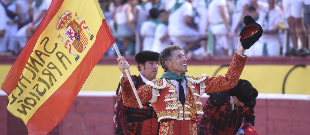 El torero Manuel Escribano, con la bandera de «Sánchez a prisión»