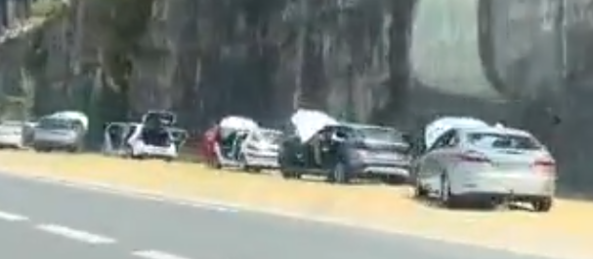 La insólita imagen de los coches averiados en la cuneta