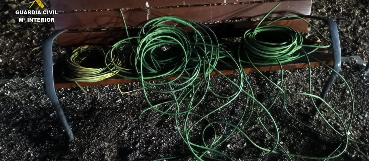 Cable intervenido durante la detención por la Guardia Civil

REMITIDA / HANDOUT por GUARDIA CIVIL
Fotografía remitida a medios de comunicación exclusivamente para ilustrar la noticia a la que hace referencia la imagen, y citando la procedencia de la imagen en la firma
12/8/2025