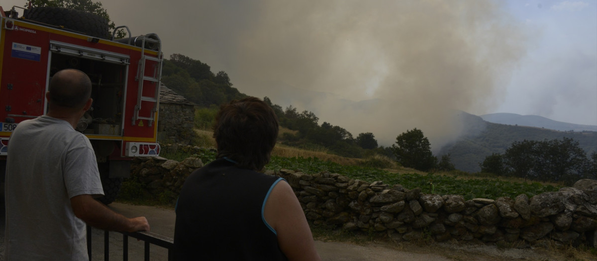Varias personas observan el incendio en Zamorela, en Chandrexa de Queixa (Orense)
