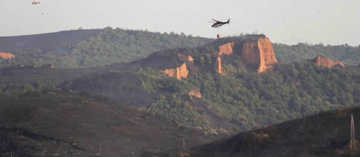Medios aéreos sobre una zona afectada por el fuego que ha arrasado parte del espacio natural de Las Médulas, catalogado por la Unesco como Patrimonio de la Humanidad y corazón turístico de la comarca leonesa de El Bierzo, que ha dejado una sensación entre los vecinos de vivir un infierno del que tardarán años en salir
