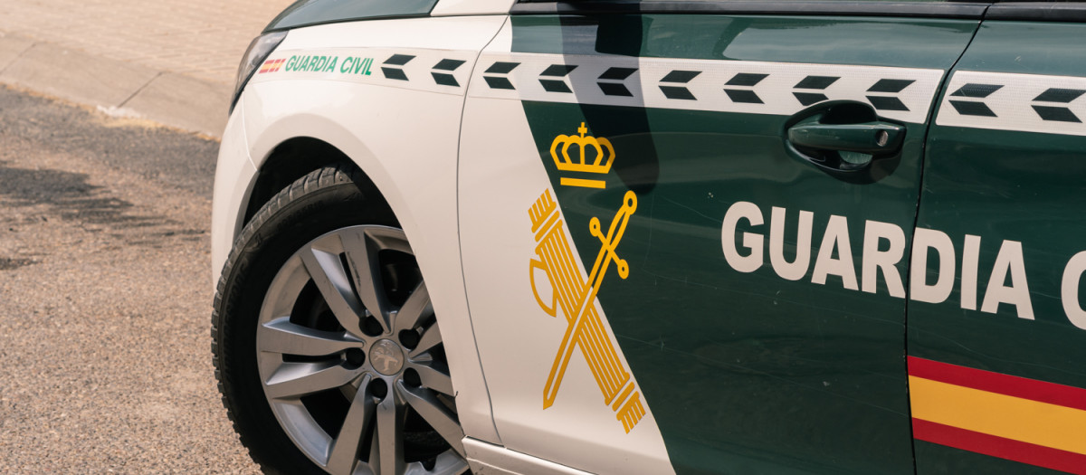 (Foto de ARCHIVO)
Un coche de la Guardia Civil en el lugar en el que han sido detenidas las dos personas relacionadas con el asesinato de Borja Villacís, a 5 de junio de 2024, en Yuncos, Toledo, Castilla-La Mancha (España). Dos personas han sido detenidas en Yuncos (Toledo) por su relación con el asesinato de Borja Villacís, el hermano de la exvicealcaldesa de Madrid, Begoña Villacís, que apareció ayer, 4 de junio, muerto en la carretera que une El Pardo con el barrio madrileño de Montecarmelo. Los dos sospechosos han sido detenidos en el marco de un operativo de la Policía Nacional que ha contado con la colaboración de la Guardia Civil.

Juan Moreno / Europa Press
05 JUNIO 2024;ASESINATO;CRIMEN;DETENIDOS;IMPLICACIÓN;SOSPECHOSOS;POLICÍA;GUARDIA CIVIL
05/6/2024