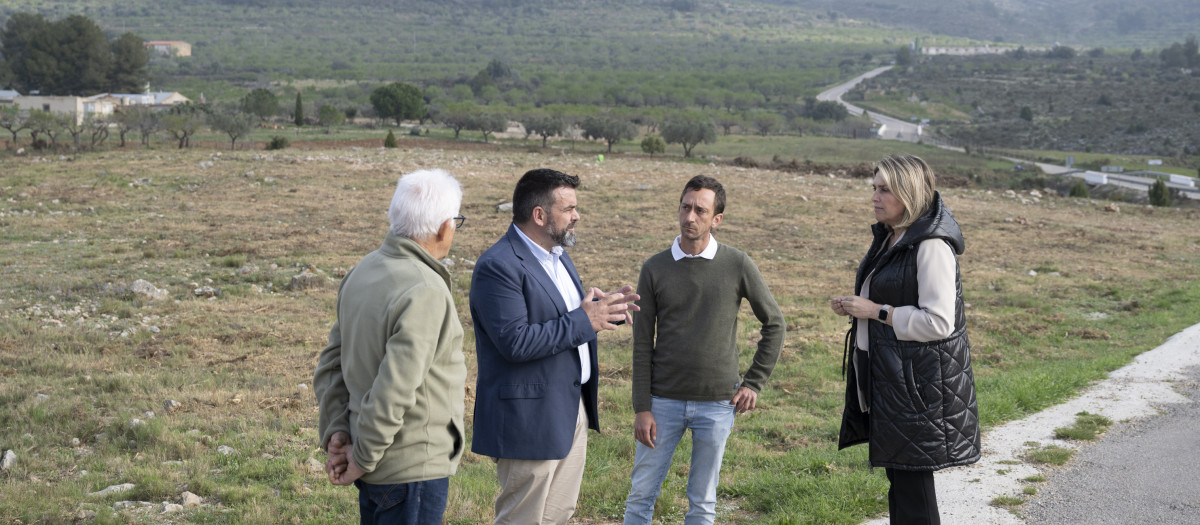 Imagen de Marta Barrachina, presidenta de la Diputación de Castellón, en uno de los caminos rurales reparados en Torre d'En Besora