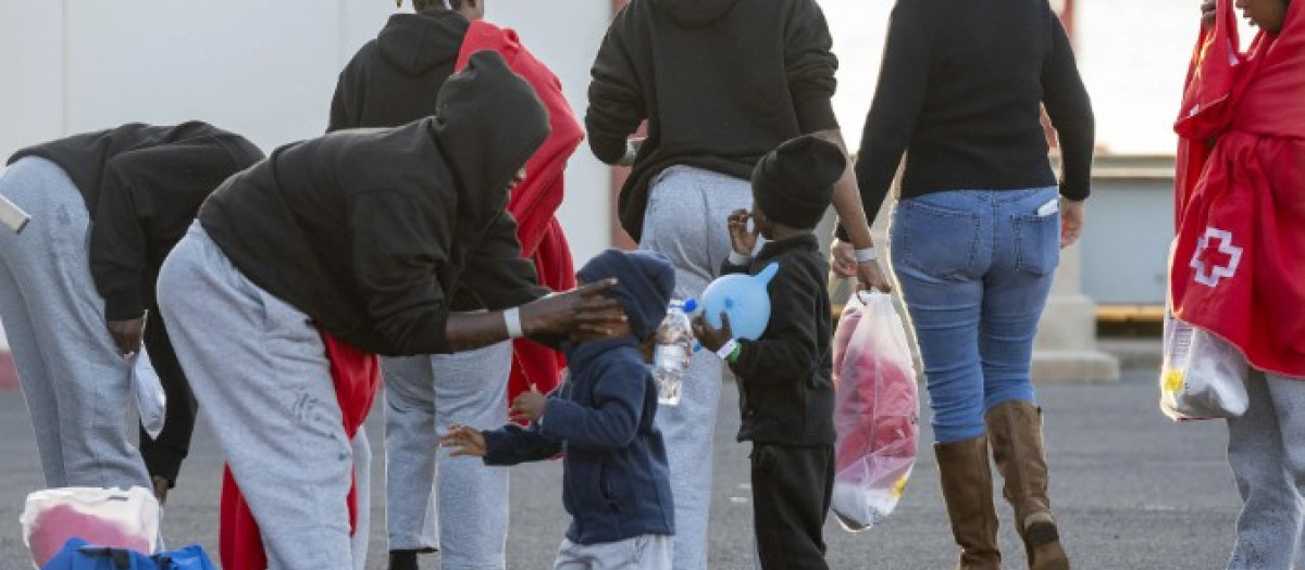 El real decreto detalla cómo se llevará a cabo la reubicación de menores migrantes no acompañados, un modelo con el que prevé trasladar a unos 3.000 jóvenes desde Canarias, Ceuta y Melilla a otras comunidades