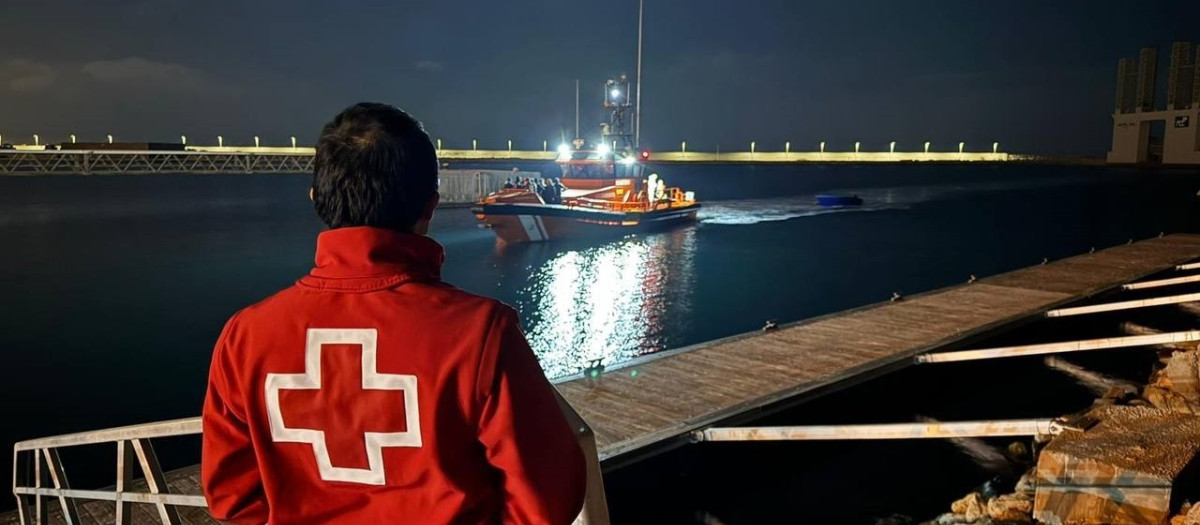 Imagen de archivo de efectivos de Cruz Roja en el Puerto de Alicante esperando la llegada de pateras interceptadas en la provincia.