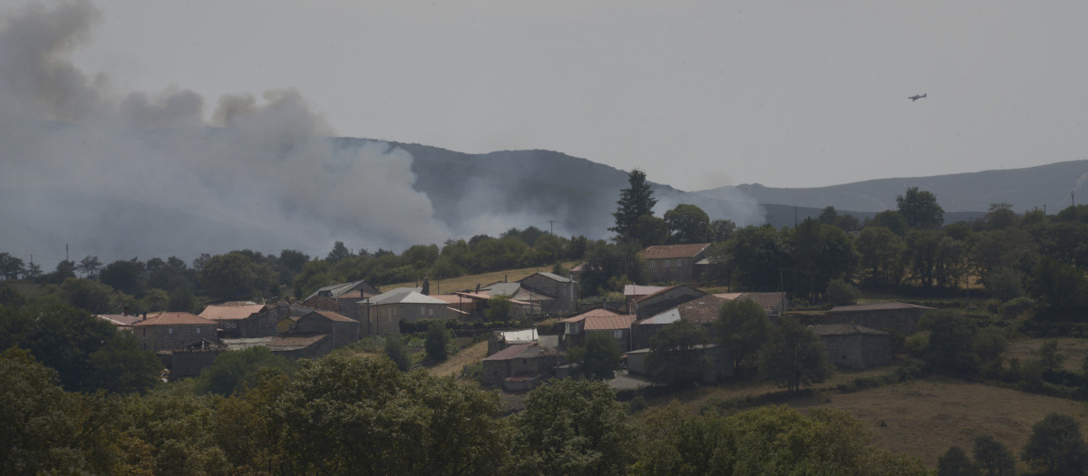 Vista de los incendios del Macizo Central, a 11 de agosto de 2025, en Chandrexa de Queixa, Ourense, Galicia (España). Los incendios del verano en Galicia arrasan hasta este 11 de agosto más de 4.000 hectáreas, con el principal fuego en Chandrexa de Queixa (Ourense), el cual calcina ya 1.600 hectáreas y sigue sin control, con datos provisionales de la Consellería do Medio Rural.  Esta superficie es superior a lo ardido en todo 2024, cuando fueron 2.644,70 hectáreas, uno de los años con menor terreno calcinado en la última década.

Rosa Veiga / Europa Press
11 AGOSTO 2025;CHANDREXA;GALICIA;FUEGO;INCENDIO;
11/8/2025