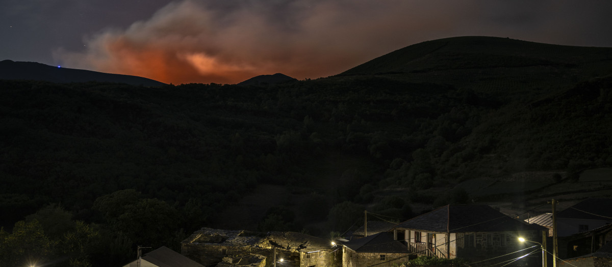 CHANDREXA DE QUEIXA (OURENSE), 09/08/2025.- El incendio forestal en Chandrexa de Queixa (Ourense) sigue avanzando, este sábado, con 450 hectáreas afectadas y, además, se mantienen activos otros dos incendios en Galicia y hay tres más controlados.EFE/ Brais Lorenzo