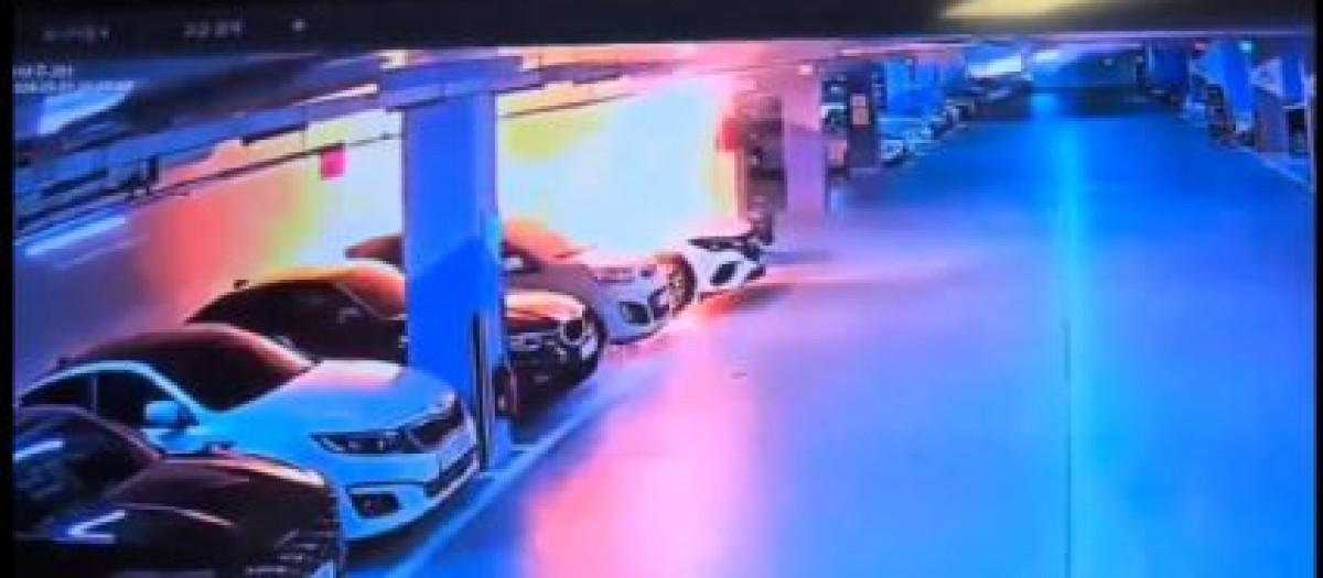 Un coche eléctrico rompe a arder en un garaje