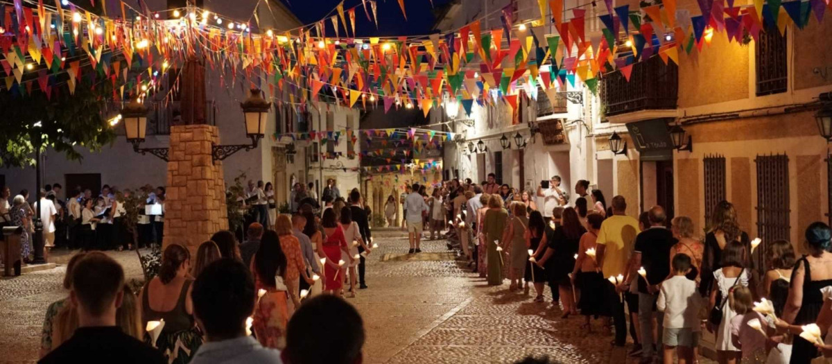 Imagen de archivo de una procesión de El Castell de Guadalest durante las fiestas patronañes