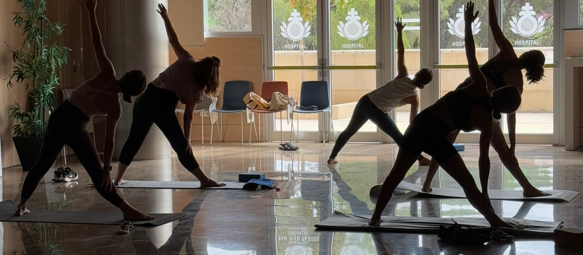 Un momento de la primera sesión de yoga para trabajadores del Hospital San Juan de Dios de Córdoba