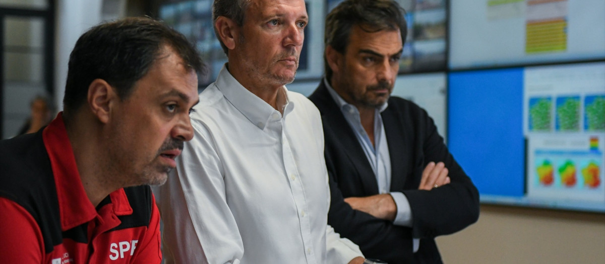 El presidente de la Xunta, Alfonso Rueda, y el conselleiro de Presidencia, Xustiza e Deportes, Diego Calvo, en el Centro de Coordinación, en Santiago de Compostela