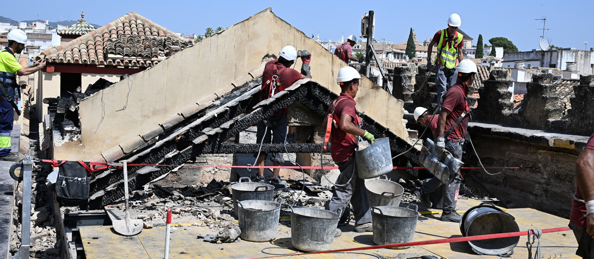 Trabajos de emergencia tras el incendio en la Mezquita Catedral de Córdoba