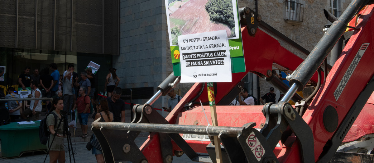 Concentración de tractores convocadas por Unió de Pagesos para reclamar el control poblacional de la fauna y una gestión justa de los daños en los cultivos y el ganado ante la sede de la Generalitat en Gerona.