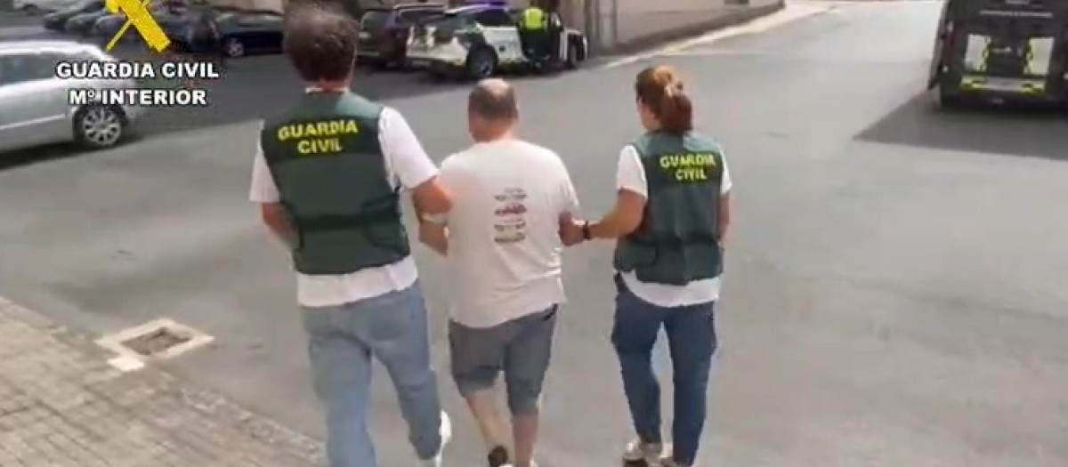 El momento de la detención del agresor sexual de Celanova

REMITIDA / HANDOUT por GUARDIA CIVIL
Fotografía remitida a medios de comunicación exclusivamente para ilustrar la noticia a la que hace referencia la imagen, y citando la procedencia de la imagen en la firma
13/8/2025