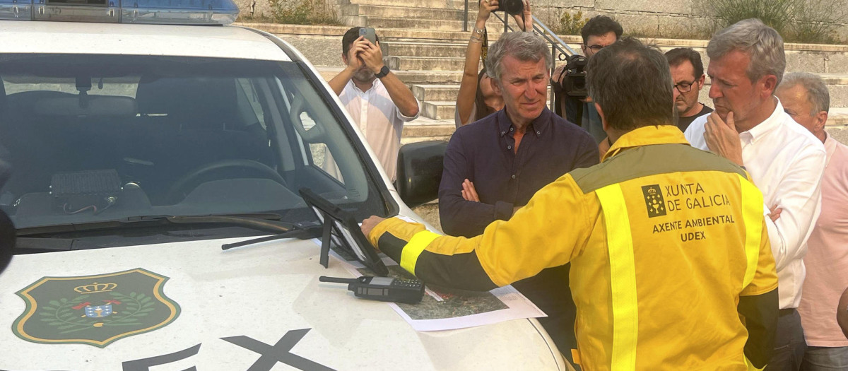 El presidente del Partido Popular, Alberto Núñez Feijóo, en su visita al puesto de mando avanzado de Chandrexa de Queixa
