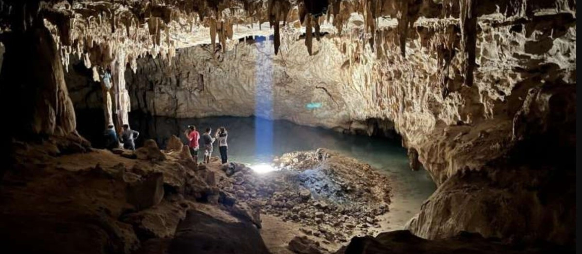 Turistas exploran la Cúpula de la Catedral, la cámara más grande de Grutas Tzabnah (Yucatán, México