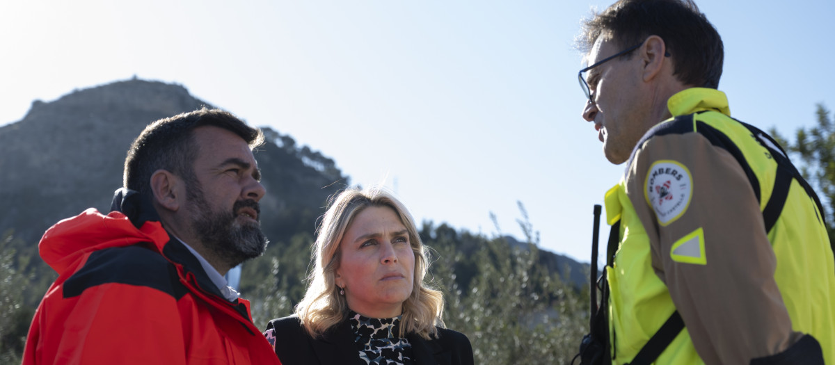 Marta Barrachina, presidenta de la Diputación, junto al Consorcio Provincial de Bomberos