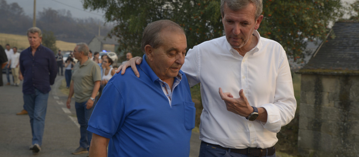 EL PRESIDENTE DE LA XUNTA DE GALICIA ALFONSO RUEDA Y EL DEL PP ALBERTO NÚÑEZ FEIJJÓO VISITARON LA ZONA DE INCENDIOS DE PARADASECA, POBLACIÓN DE CHANDREXA DE QUEIXA , ACOMPAÑADOS POR EL PRESIDENTE DE LA DIPUTACIÓN LUIS MENOR, EL ALCALDE FRANCISCO RODRÍGUEZ Y UNO DE LOS CONCEJALES DEL PP NATURAL DE LA LOCALIDAD. foto Rosa Veiga. Ourense 13/08/25