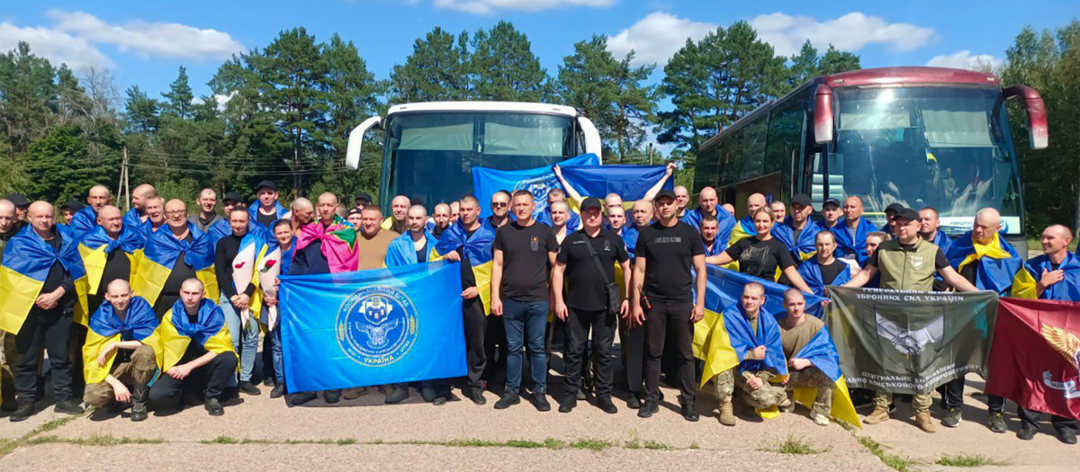 Grupo de soldados ucranianos liberados en un intercambio con Rusia