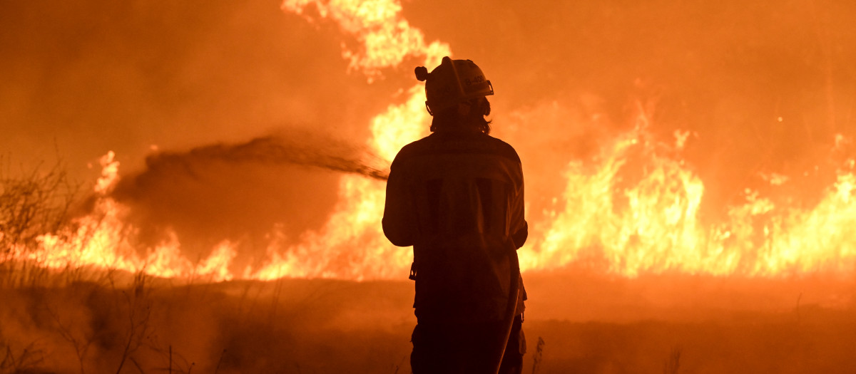 Un bombero trabaja para extinguir un incendio forestal en el pueblo de Vilaza, cerca de Verín, en la provincia de Ourense