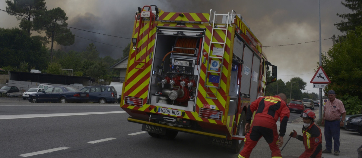 Varios servicios de emergencia trabajando en la extinción del fuego
