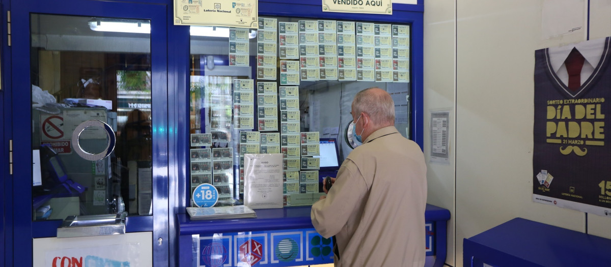 Imagen de archivo de un hombre compra lotería en una Administración de Lotería