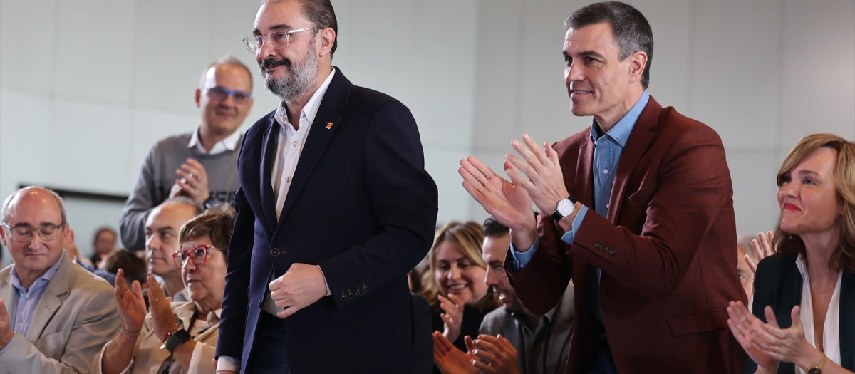 El presidente del Gobierno, Pedro Sánchez (d), y el presidente de Aragón, Javier Lambán (i), durante un acto de precampaña en el Palacio de Congresos, a 18 de febrero de 2023, en Zaragoza, Aragón (España). Este es el primer acto de precampaña que el PSOE organiza en Zaragoza. Con su presencia en la capital aragonesa, Sánchez ha querido mostrar su apoyo a Lola Ranera, la apuesta del Partido Socialista para recuperar la Alcaldía después de llevar dos legislaturas en la oposición.

Fabián Simón / Europa Press
18 FEBRERO 2023;POLÍTICA;PRECAMPAÑA;ELECCIONES;PSOE;ALCALDÍA;ZARAGOZA;MUNICIPALES
18/2/2023