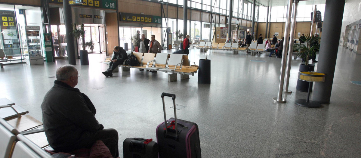 Pasajeros en el aeropuerto de Villanubla (Valladolid)