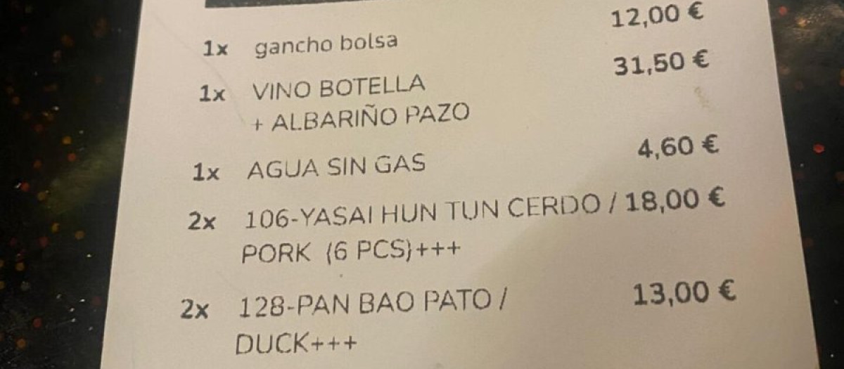 Imagen de la cuenta con los doce euros en concepto del gancho para colgar los bolsos difundida por Soy Camarero