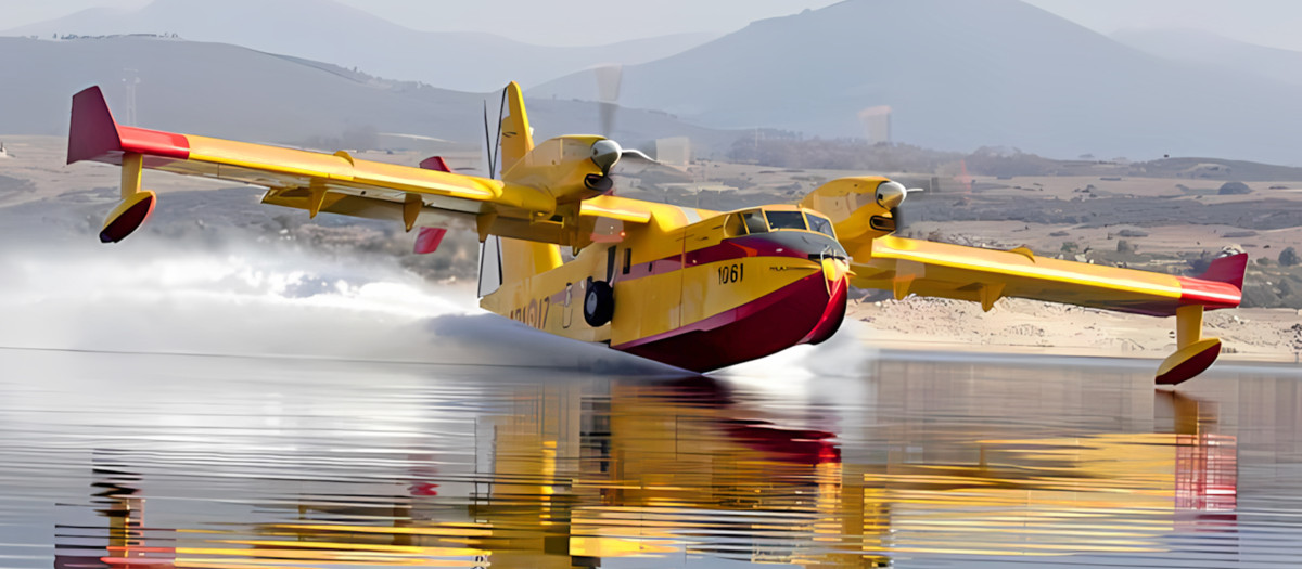 Un Canadair CL-215T en plena carga de agua
