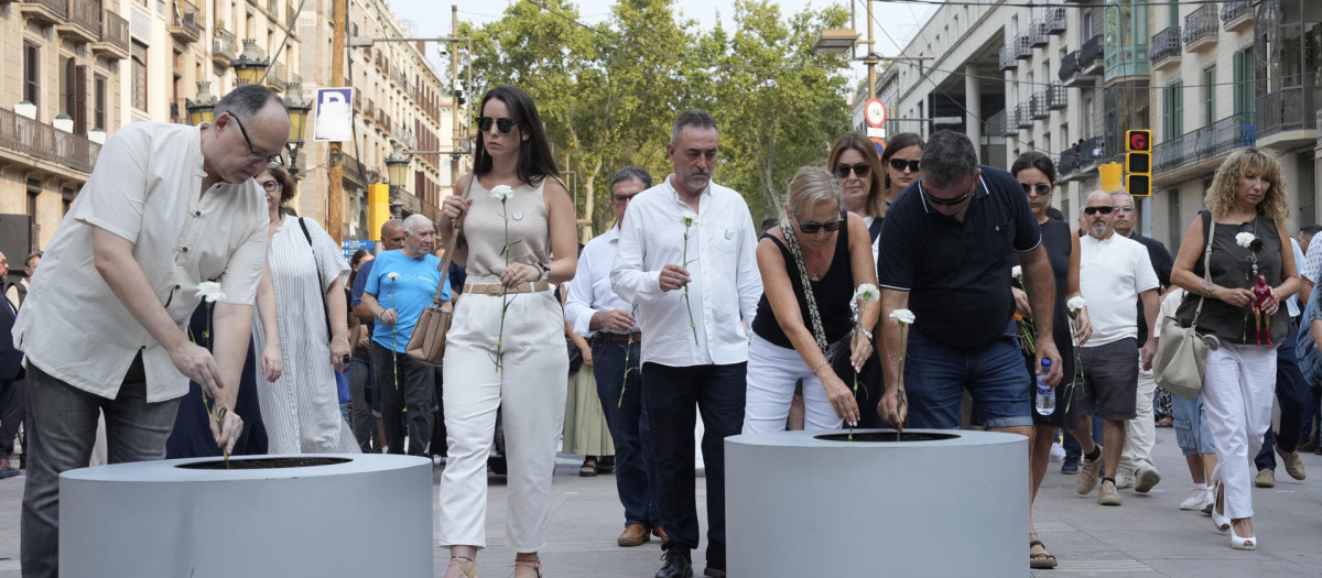 Ofrenda floral de las víctimas de los atentados del 17 de agosto de 2017