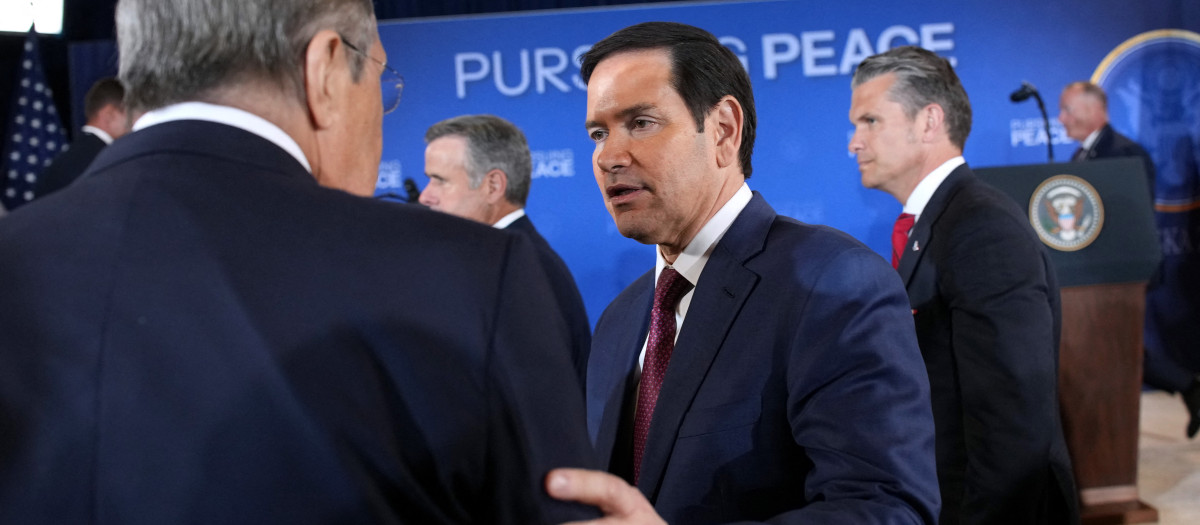 Marco Rubio, secretario de Estado de EE.UU. saluda a Sergey Lavrov en la cumbre de Alaska