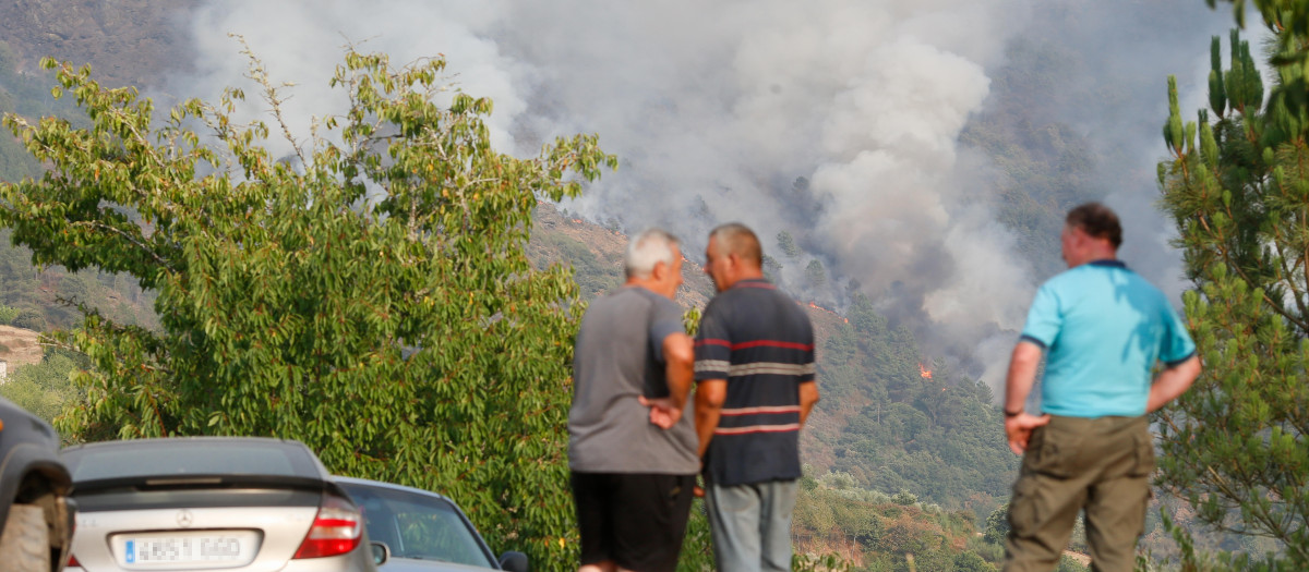 Quiroga, Lugo. Arde la Serra do Courel en el municipio de Quiroga. El fuego, procedente del incendio en el Concello ourensano de Larouco, pasó en la noche de ayer el Río Sil en más de 15 puntos distintos. Aldeas como Bendollo, Centeais, Ferreira o Alvaredos han quedado cercadas por las llamas