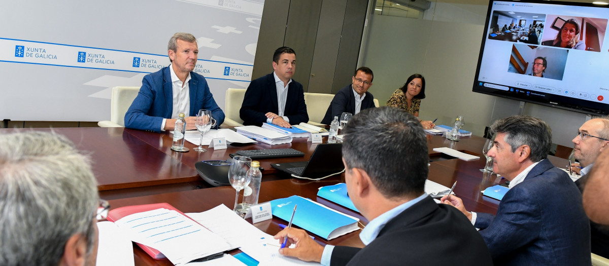 El titular del Gobierno gallego, Alfonso Rueda, preside la reunión para la habilitación de ayudas destinadas a afectados por los incendios en Galicia.

XUNTA DE GALICIA / Europa Press
18/8/2025