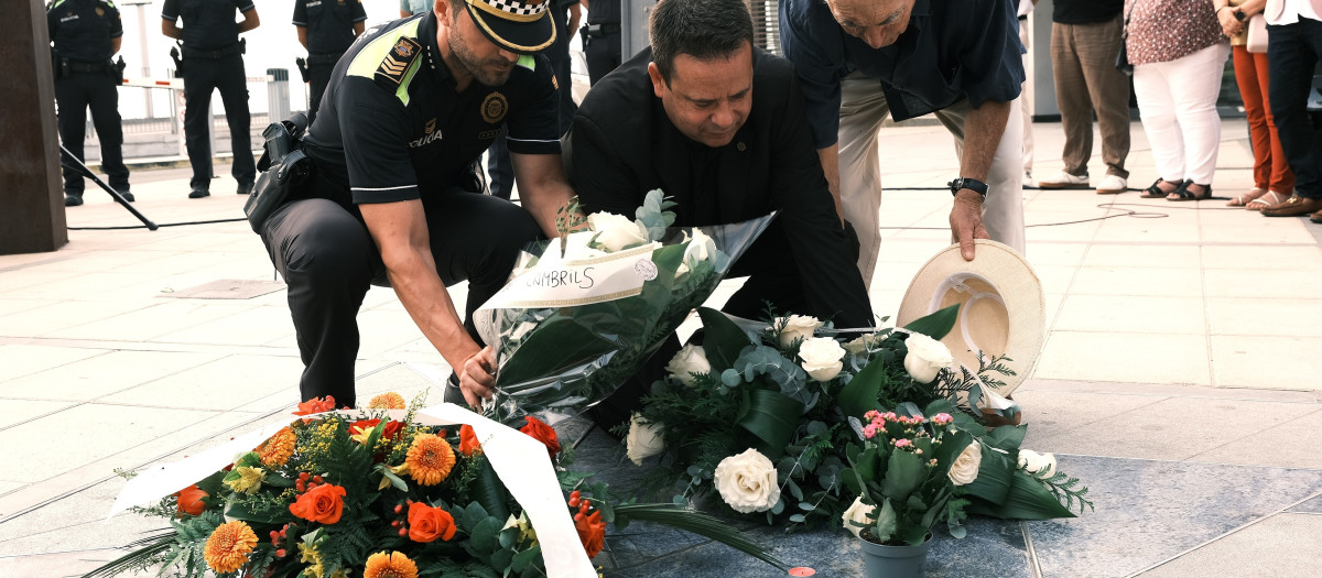 Ofrenda floral a las víctimas de los atentados terroristas del 17 y 18 de agosto en Barcelona y Cambrils en el Memorial per la Pau de Cambrils (Tarragona)