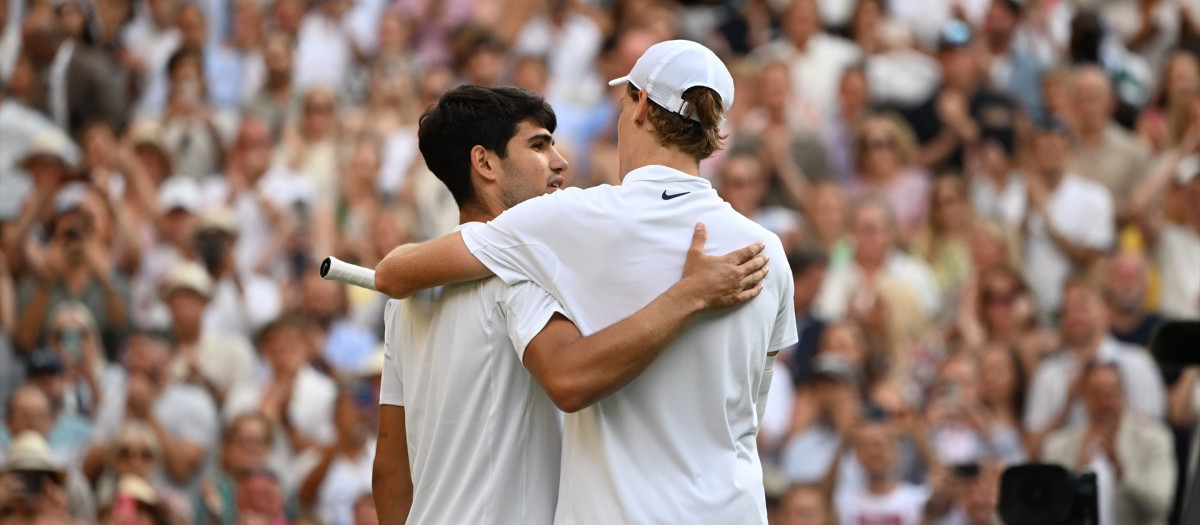 Carlos Alcaraz y Jannik Sinner tras la final de Wimbledon 2025

Europa Press/Contacto/Li Ying
13/7/2025