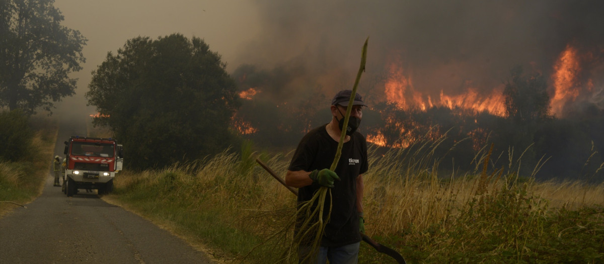 Vecinos de Vilela colaboran en las labores de extinción