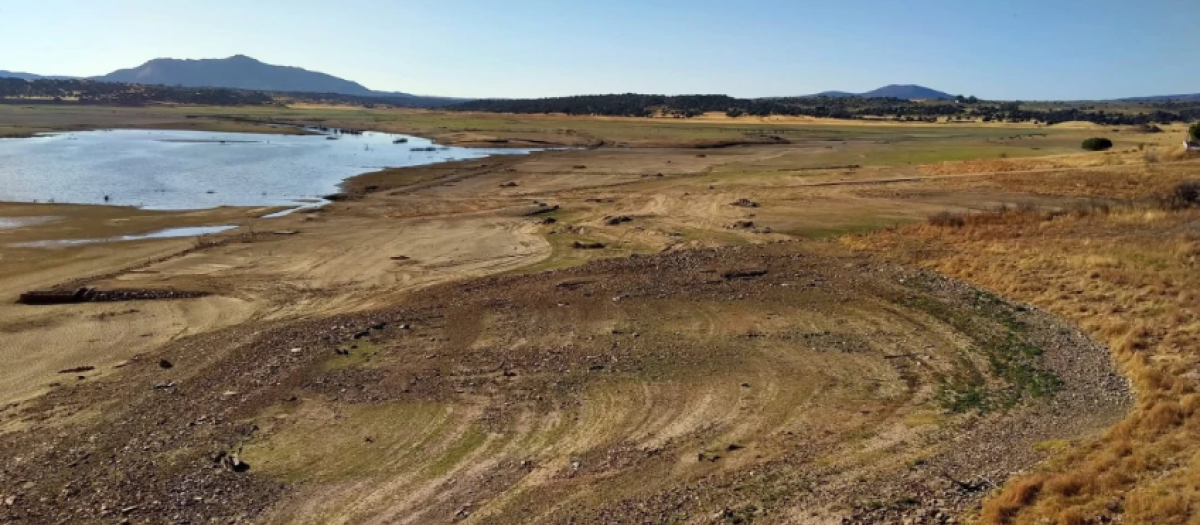 Embalse de Alcollarín vacío