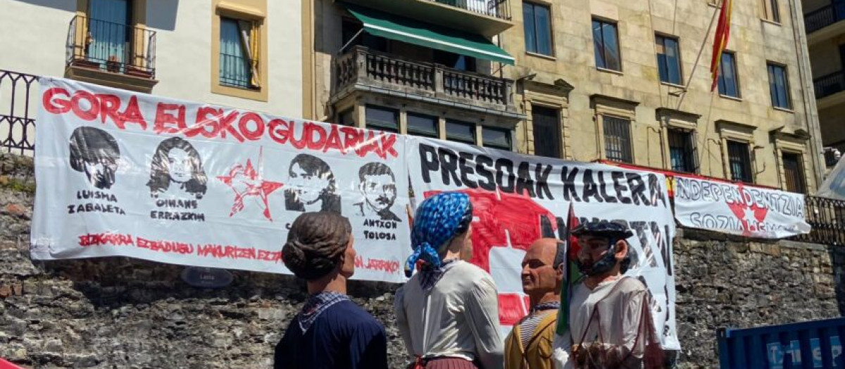 Pancartas de los disidentes de Bildu en homenaje a los etarras fallecidos de San Sebastián