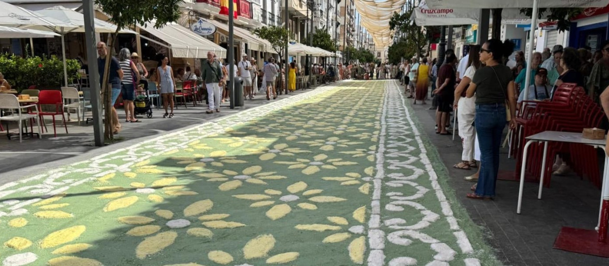 La alfombra de sal de la procesión sanluqueña
