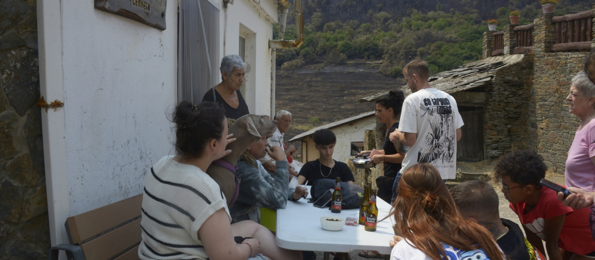 Vecinos de Cernego (Vilamartín de Valdeorras) afectados por los incendios

Rosa Veiga / Europa Press
19/8/2025