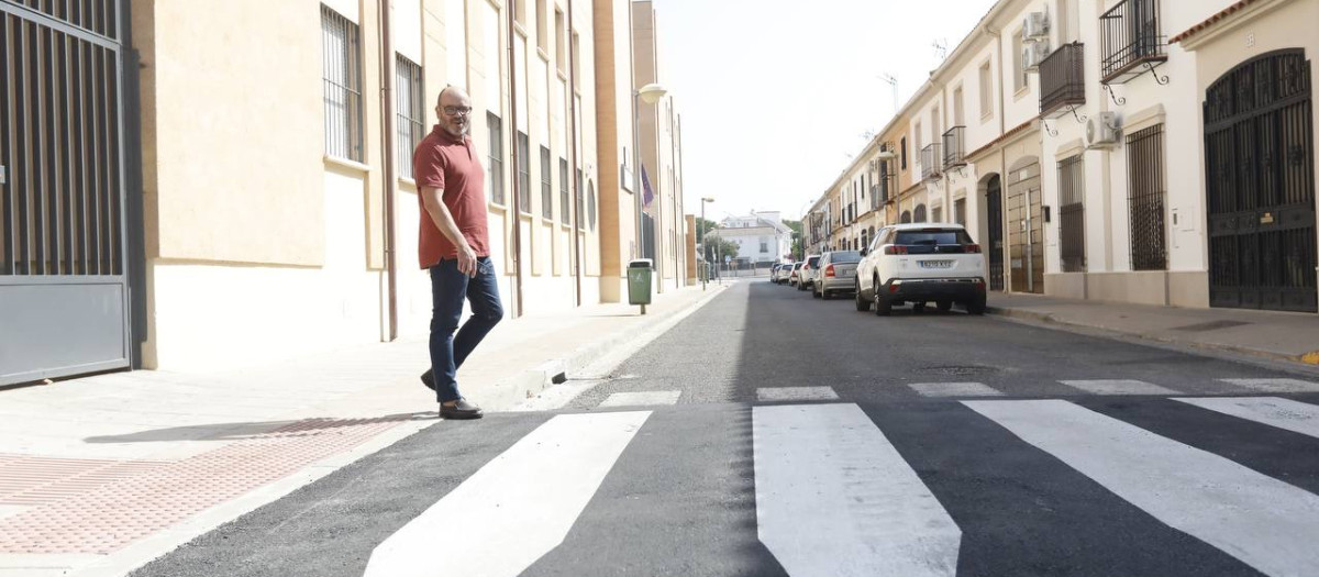 Finalizan las obras de adaptación y reparación de once pasos de peatones y dos paradas de autobús en la barriada de Alcolea