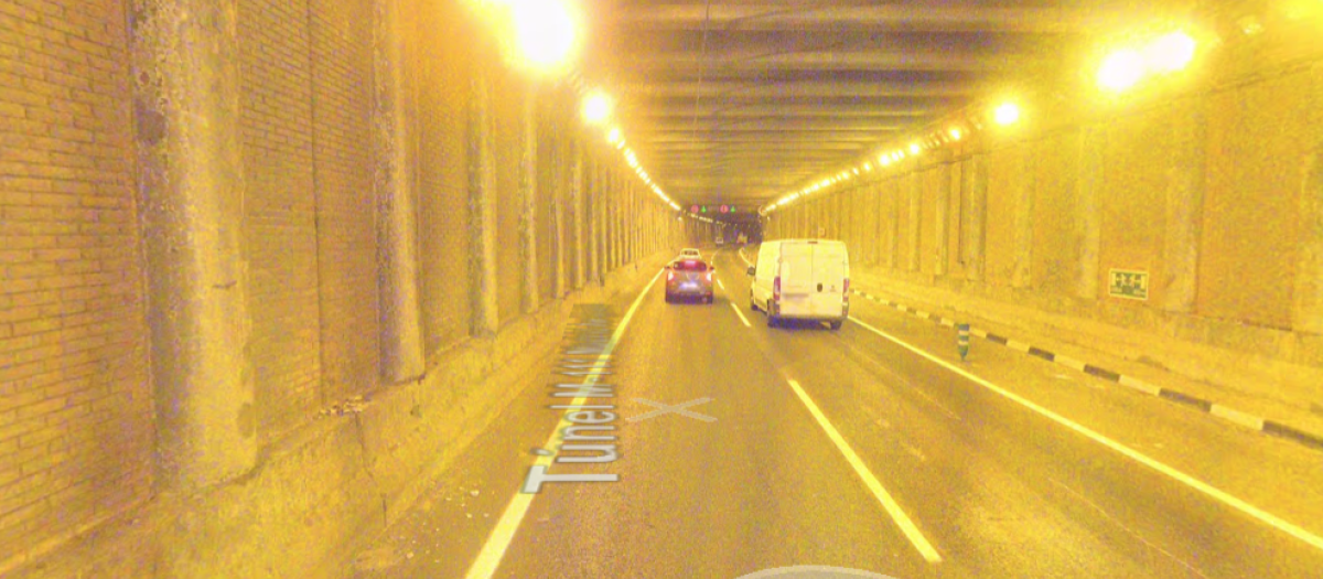 La carretera en concreto es la M-111 que incluye un largo túnel un tanto especial