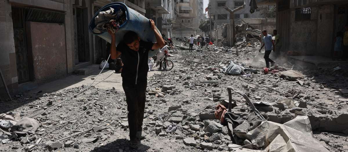 Un niño camina por las ruinas de la Franja