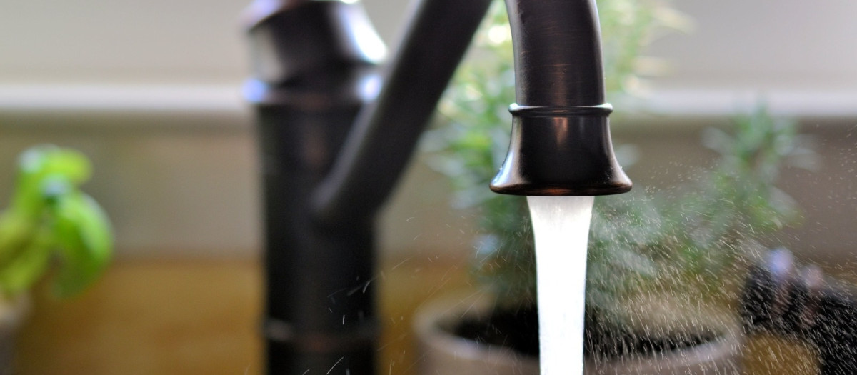 Imagen de archivo de un grifo en una cocina