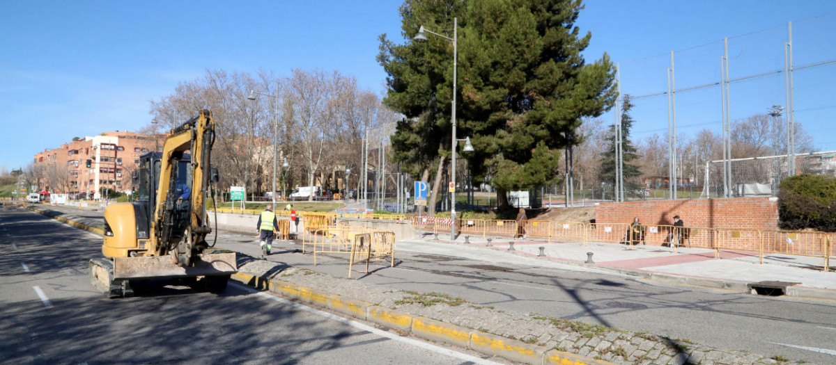 Obras en Paseo de la Chopera, en Alcobendas, Madrid.